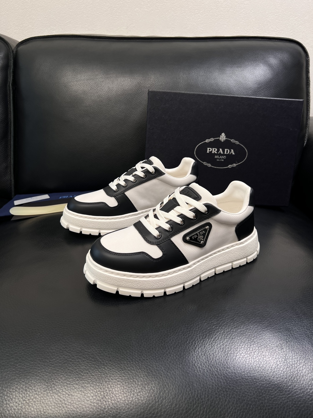 Prada  顶级工艺品，普拉达 专柜同步，原厂配置意大利进口牛皮面料，进口牛皮内里垫，透气舒适，鞋底：