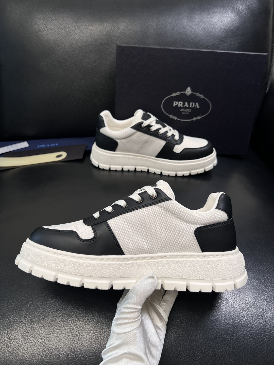 Prada  顶级工艺品，普拉达 专柜同步，原厂配置意大利进口牛皮面料，进口牛皮内里垫，透气舒适，鞋底：