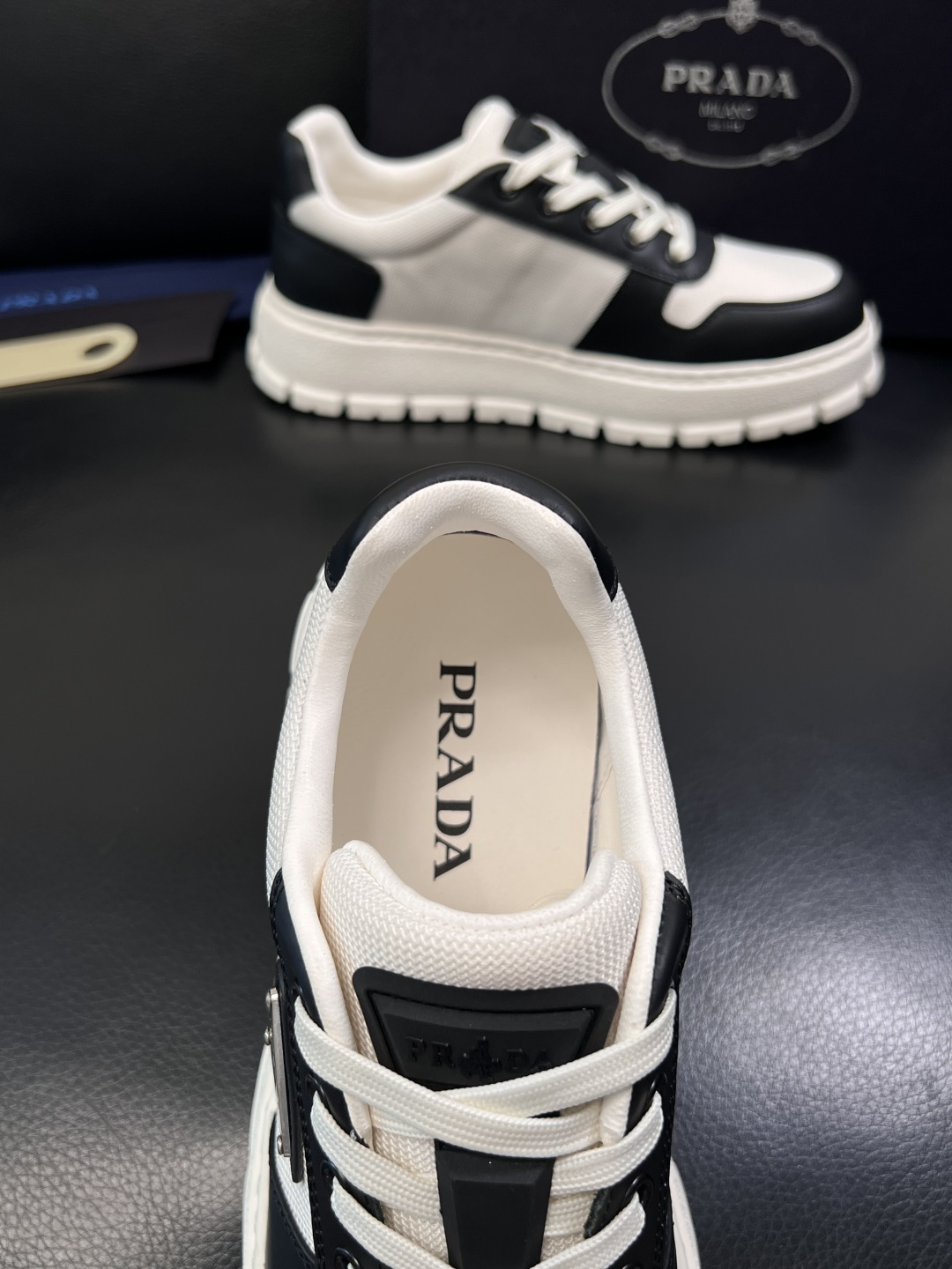 Prada  顶级工艺品，普拉达 专柜同步，原厂配置意大利进口牛皮面料，进口牛皮内里垫，透气舒适，鞋底：