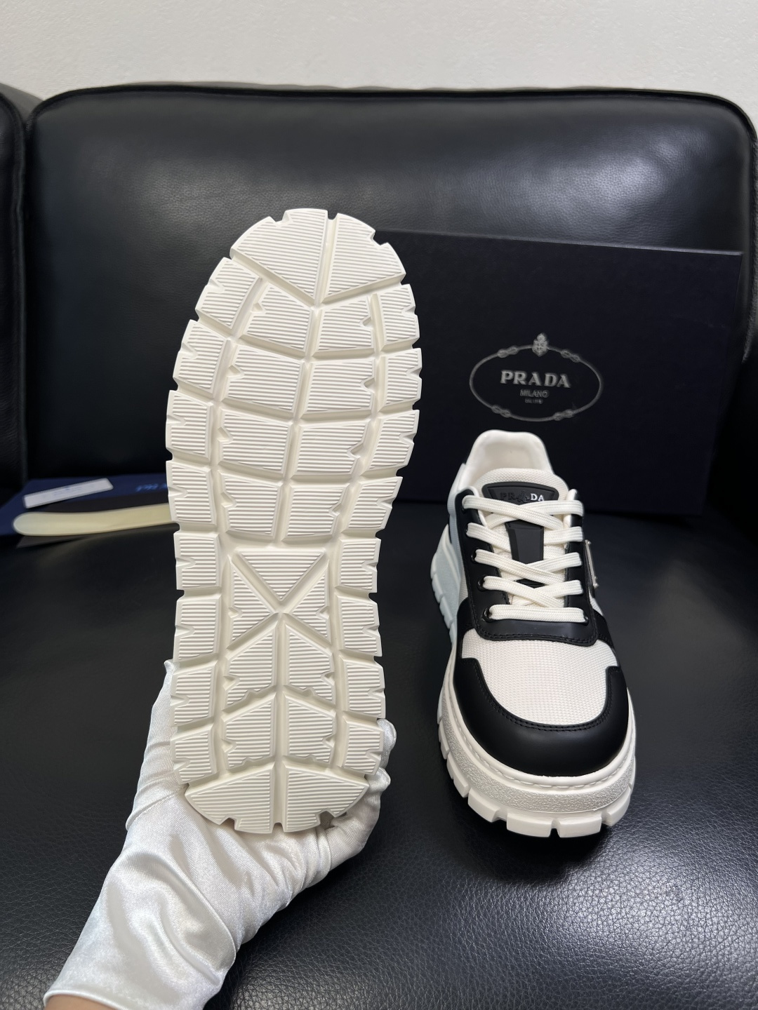 Prada  顶级工艺品，普拉达 专柜同步，原厂配置意大利进口牛皮面料，进口牛皮内里垫，透气舒适，鞋底：