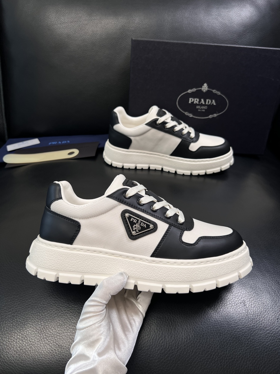 Prada  顶级工艺品，普拉达 专柜同步，原厂配置意大利进口牛皮面料，进口牛皮内里垫，透气舒适，鞋底：