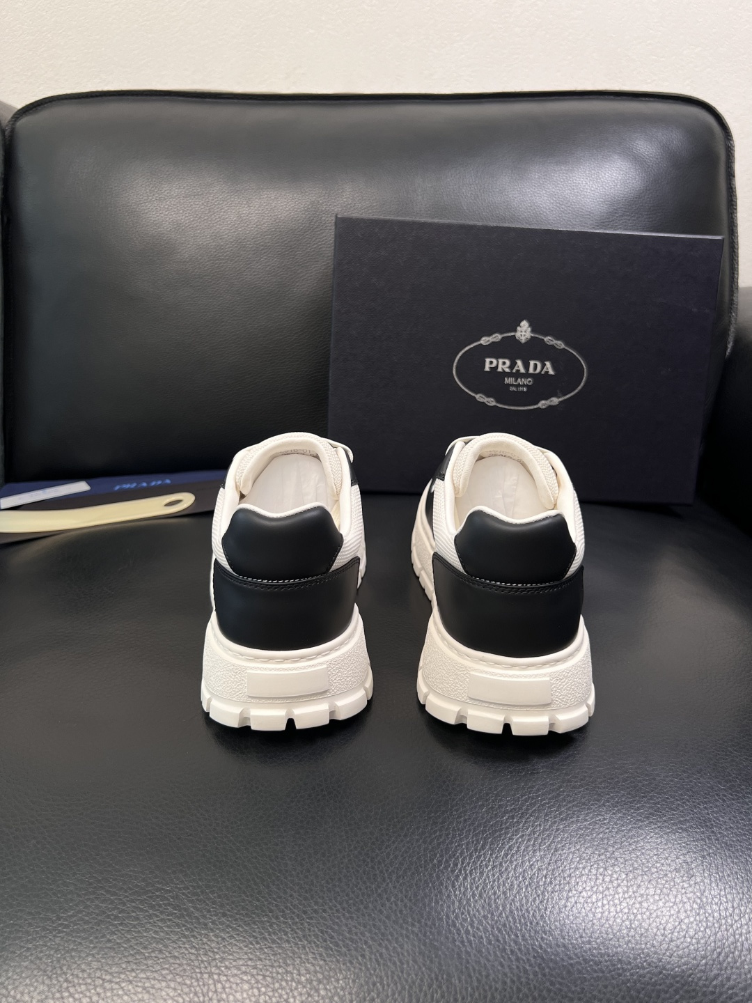 Prada  顶级工艺品，普拉达 专柜同步，原厂配置意大利进口牛皮面料，进口牛皮内里垫，透气舒适，鞋底：