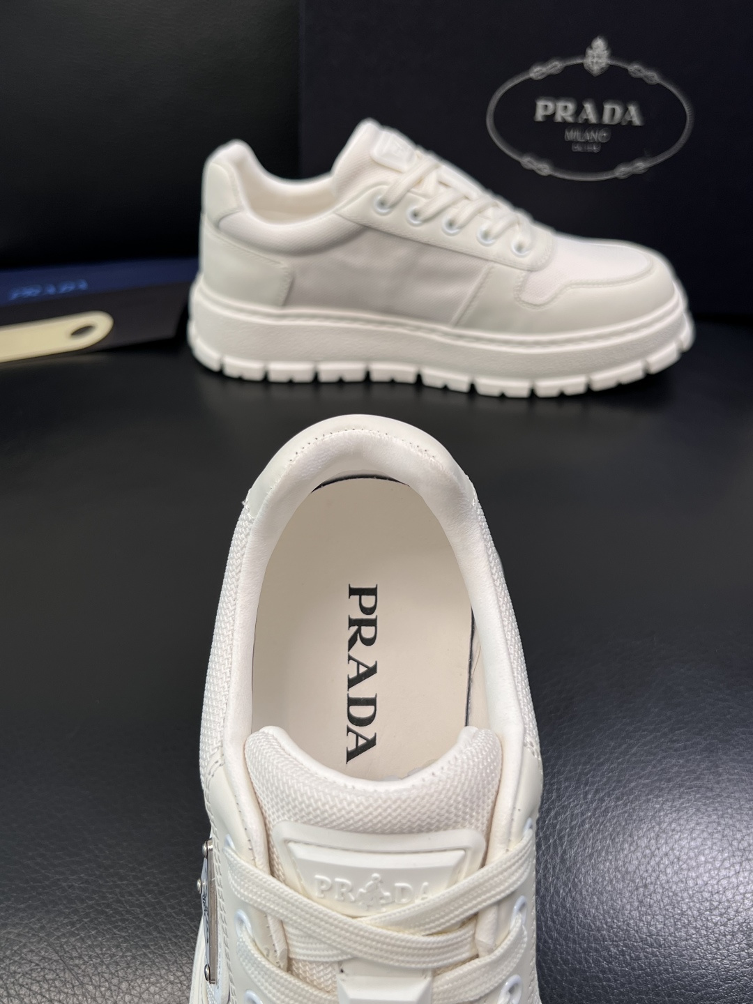 Prada  顶级工艺品，普拉达 专柜同步，原厂配置意大利进口牛皮面料，进口牛皮内里垫，透气舒适，鞋底：
