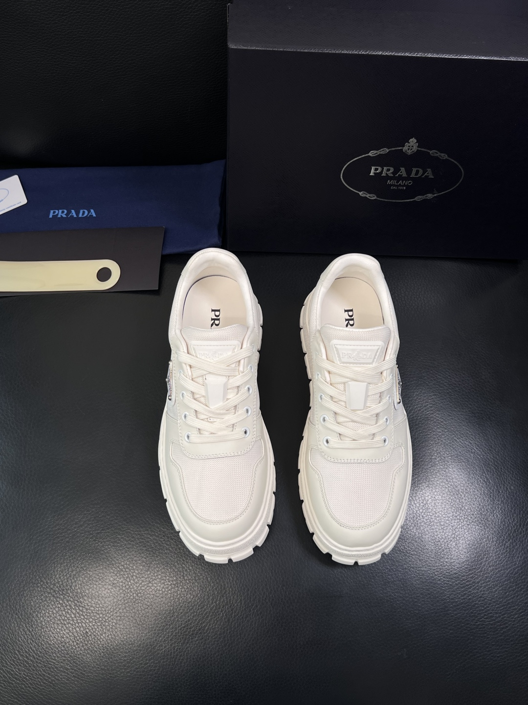 Prada  顶级工艺品，普拉达 专柜同步，原厂配置意大利进口牛皮面料，进口牛皮内里垫，透气舒适，鞋底：