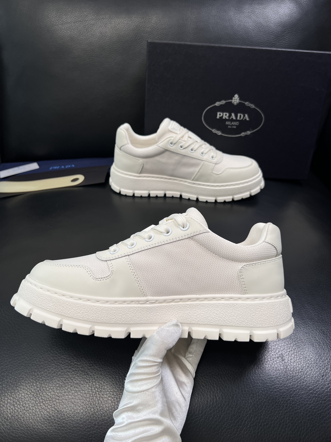 Prada  顶级工艺品，普拉达 专柜同步，原厂配置意大利进口牛皮面料，进口牛皮内里垫，透气舒适，鞋底：