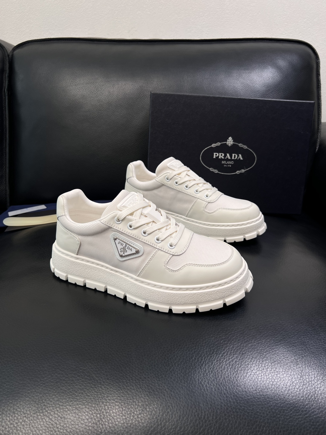 NO:851856,Prada top handicrafts, synchronized with Prada counters, original factory configuration of Italian imported cowhide fabric, imported cowhide lining, breathable and comfortable, original soles specially provided by the original factory, original factory and single goods, high quality, welcome to compare, code number 39-44 (customized 45),, prada, prada, cowhide19860909Prada 顶级工艺品,普拉达 专柜同步,原厂配置意大利进口牛皮面料,进口牛皮内里垫,透气舒适,鞋底原厂特供原版底,原厂跟单货 高品质 欢迎对比,码数 39-44（订做 45）,,prada,prada,cowhide,Men's shoes