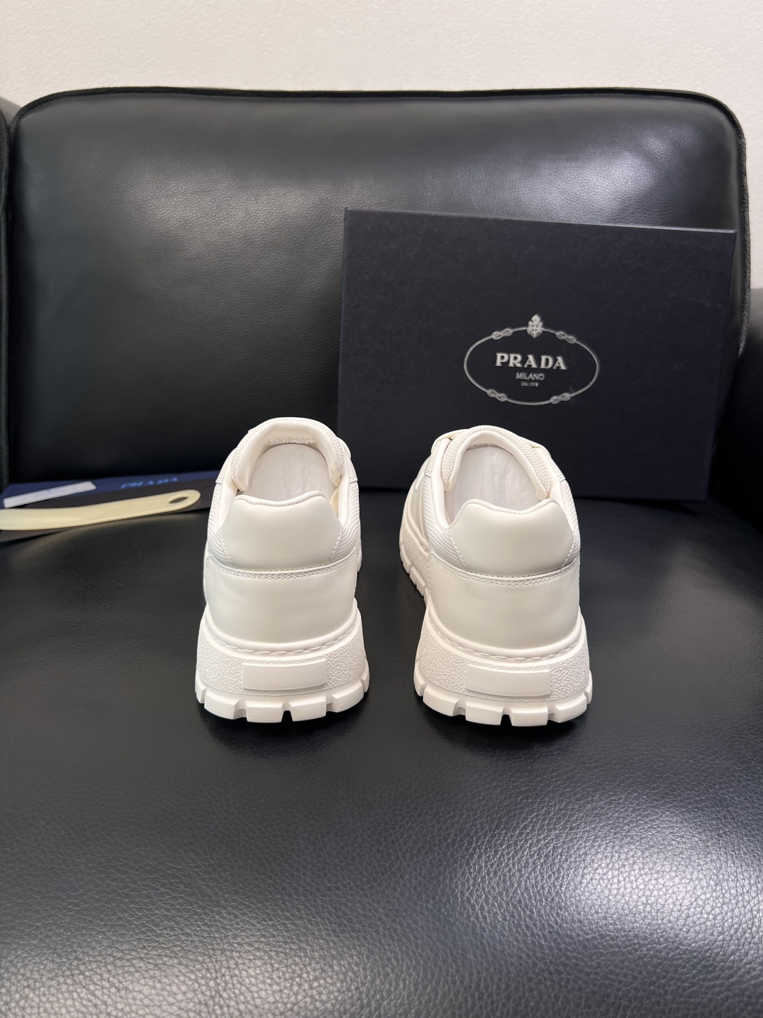 Prada  顶级工艺品，普拉达 专柜同步，原厂配置意大利进口牛皮面料，进口牛皮内里垫，透气舒适，鞋底：