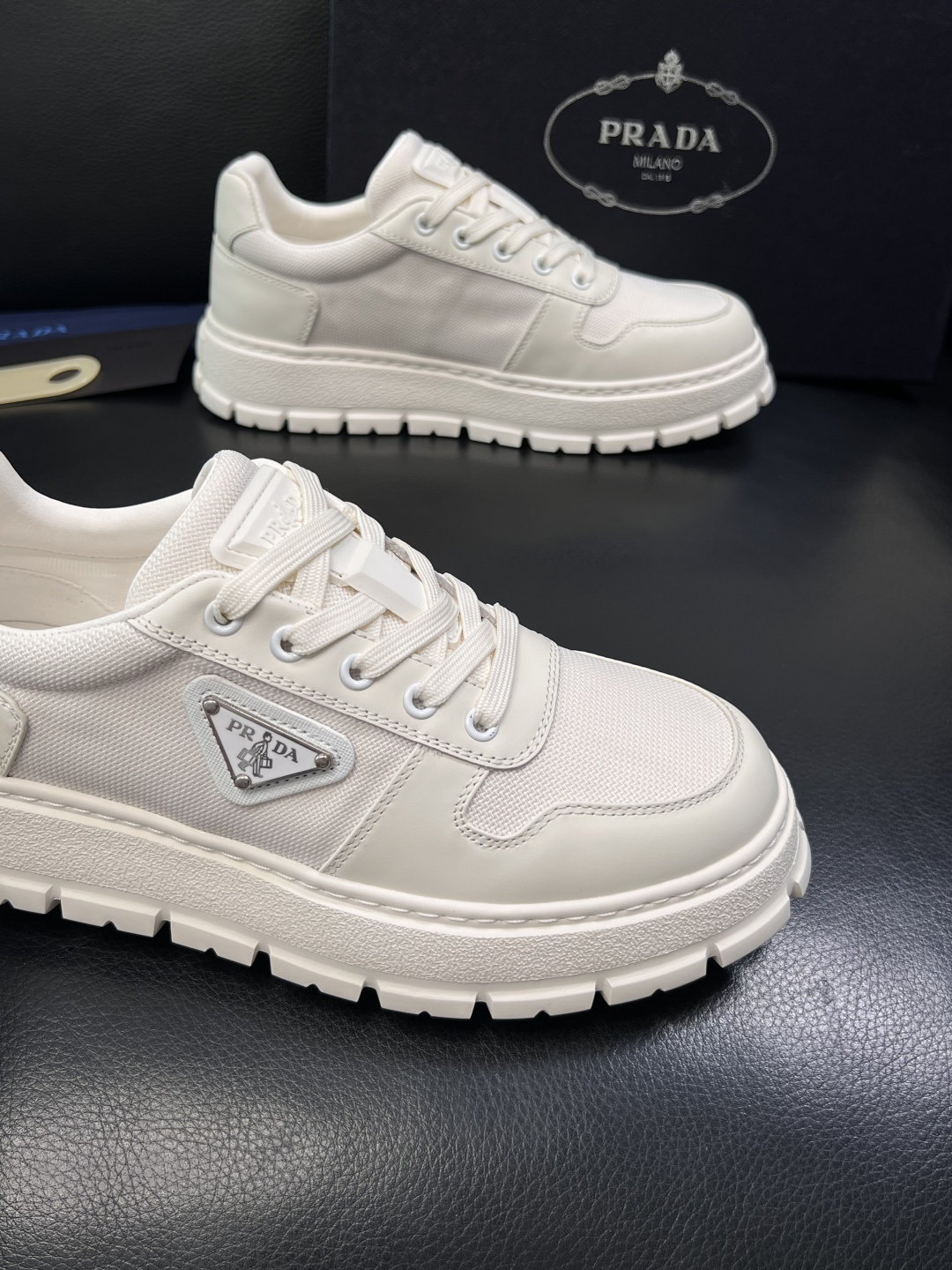 Prada  顶级工艺品，普拉达 专柜同步，原厂配置意大利进口牛皮面料，进口牛皮内里垫，透气舒适，鞋底：