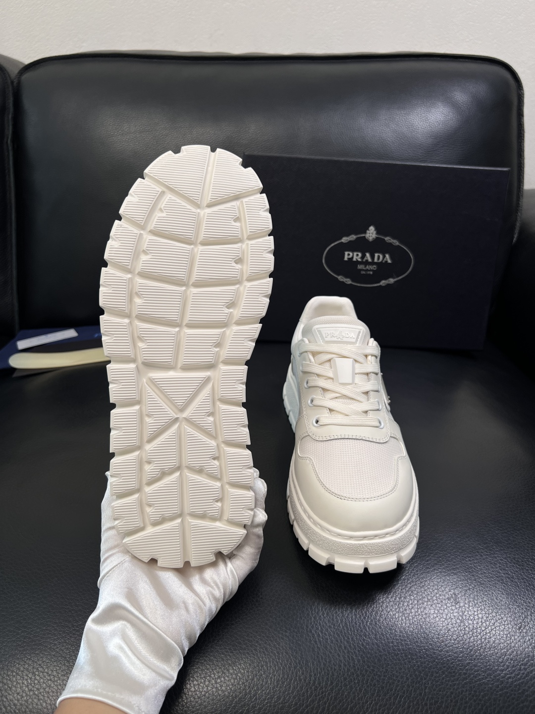 Prada  顶级工艺品，普拉达 专柜同步，原厂配置意大利进口牛皮面料，进口牛皮内里垫，透气舒适，鞋底：
