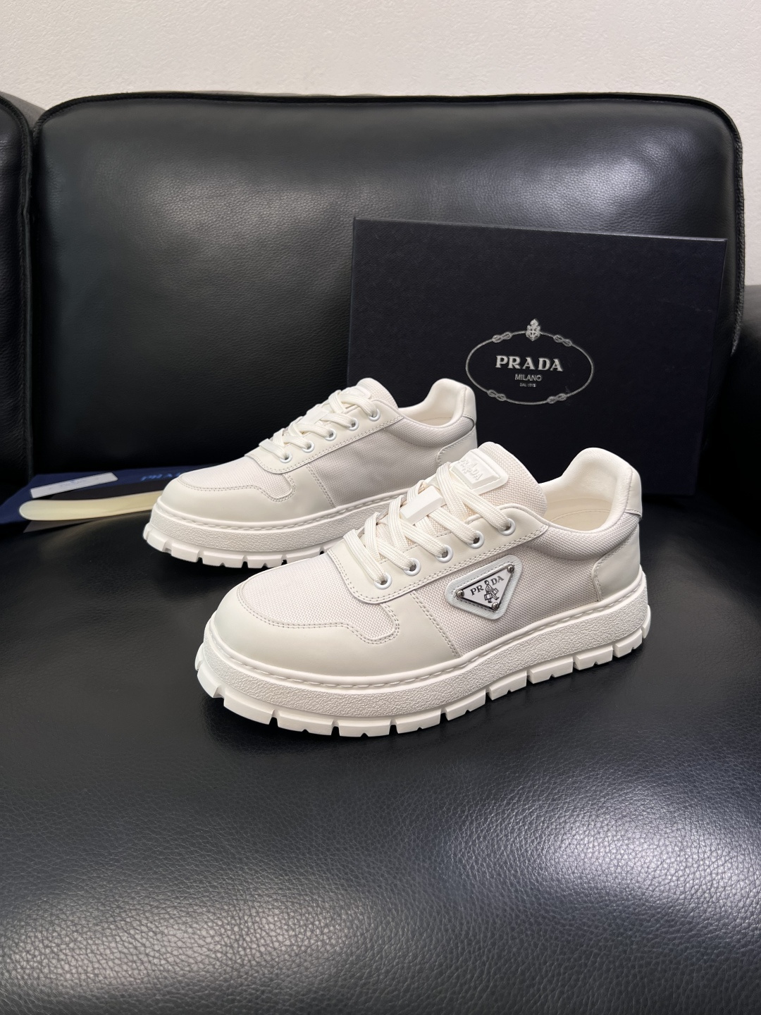 Prada  顶级工艺品，普拉达 专柜同步，原厂配置意大利进口牛皮面料，进口牛皮内里垫，透气舒适，鞋底：