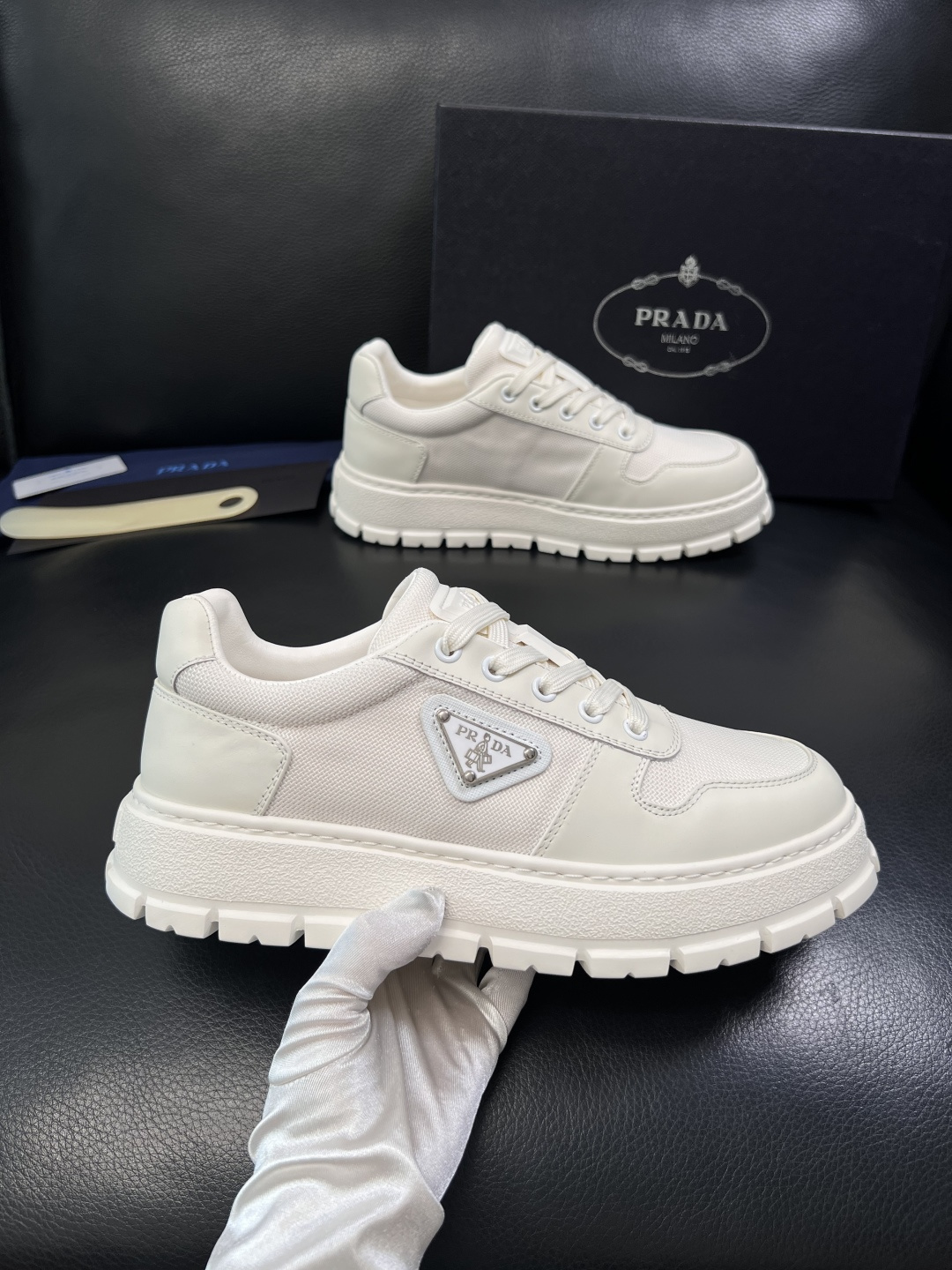 Prada  顶级工艺品，普拉达 专柜同步，原厂配置意大利进口牛皮面料，进口牛皮内里垫，透气舒适，鞋底：