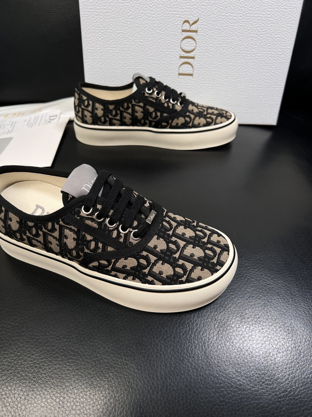 Dior 顶级工艺品 迪奥  专柜同步 原厂配置，意大利进口原版牛皮面料，透气舒适进口水染牛里垫，鞋底：