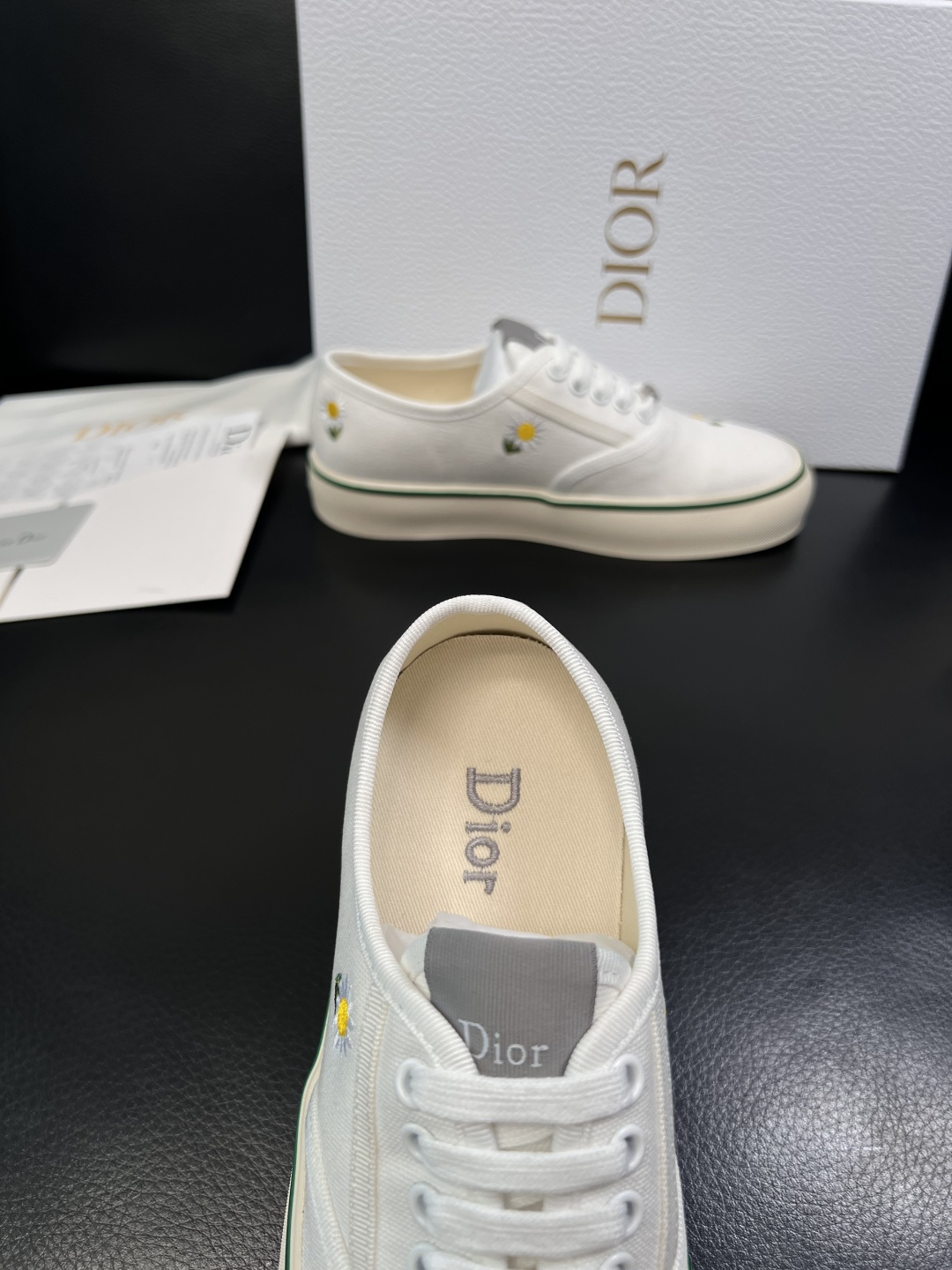 Dior 顶级工艺品 迪奥  专柜同步 原厂配置，意大利进口原版牛皮面料，透气舒适进口水染牛里垫，鞋底：