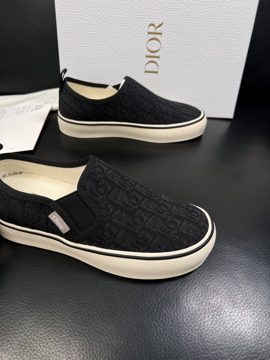 Dior 顶级工艺品 迪奥  专柜同步 原厂配置，意大利进口原版牛皮面料，透气舒适进口水染牛里垫，鞋底：