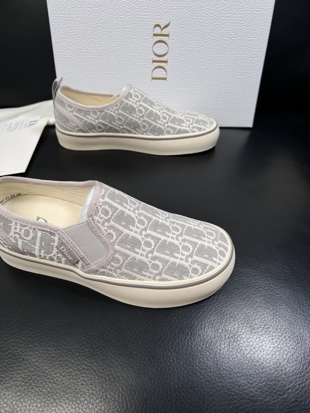 Dior 顶级工艺品 迪奥  专柜同步 原厂配置，意大利进口原版牛皮面料，透气舒适进口水染牛里垫，鞋底：