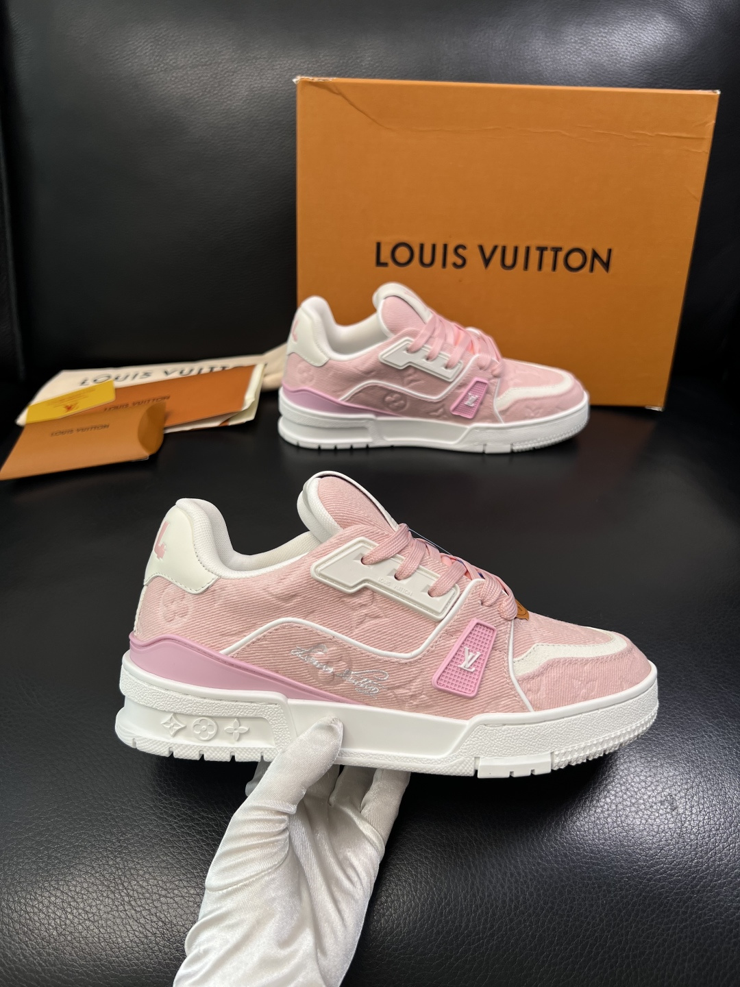 Lv  高品质  顶级工艺品  路易威登，专柜同步原厂配置，鞋面意大利进口，高品质拼接缤纷色彩复杂工艺品