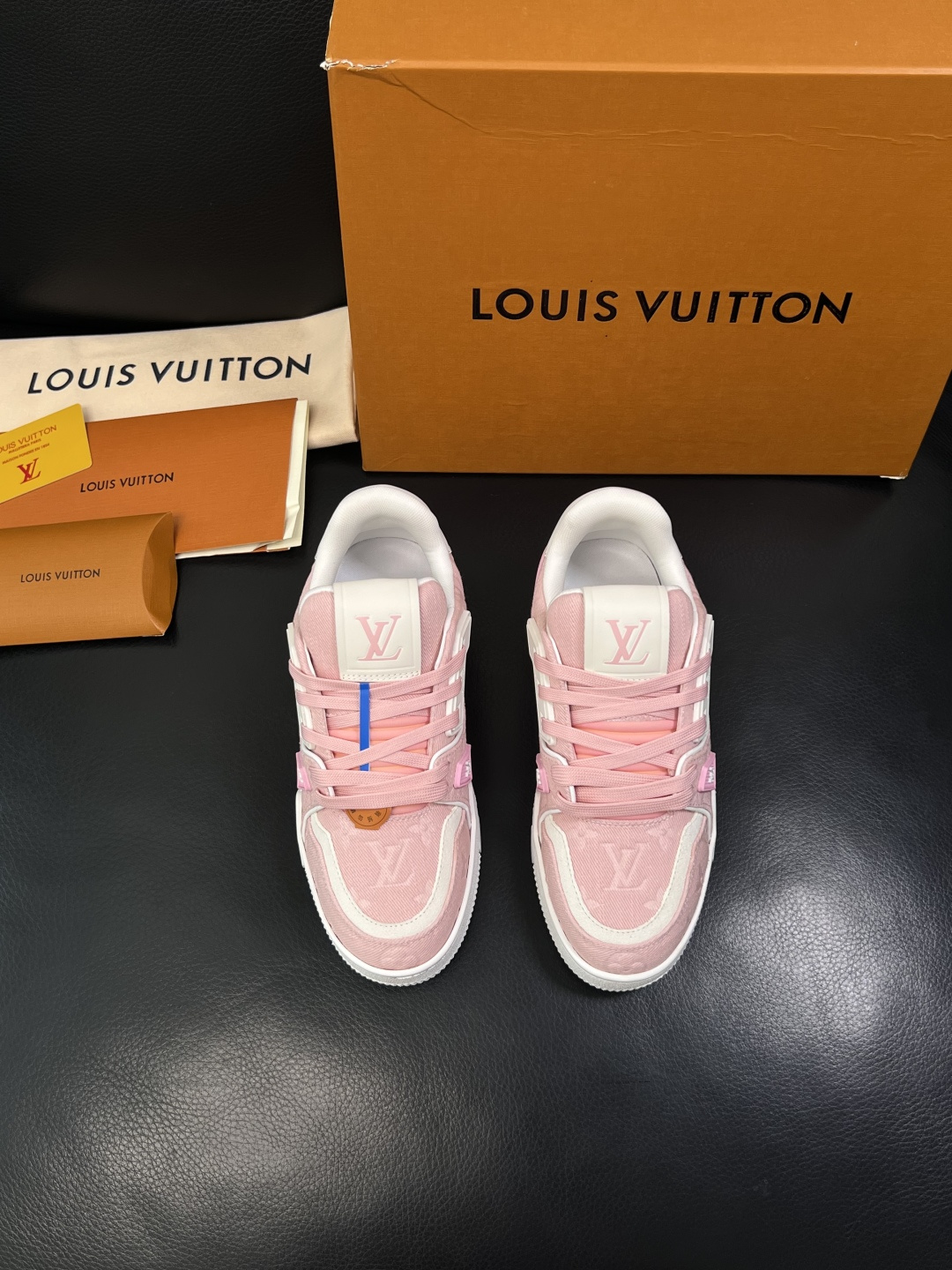 Lv  高品质  顶级工艺品  路易威登，专柜同步原厂配置，鞋面意大利进口，高品质拼接缤纷色彩复杂工艺品