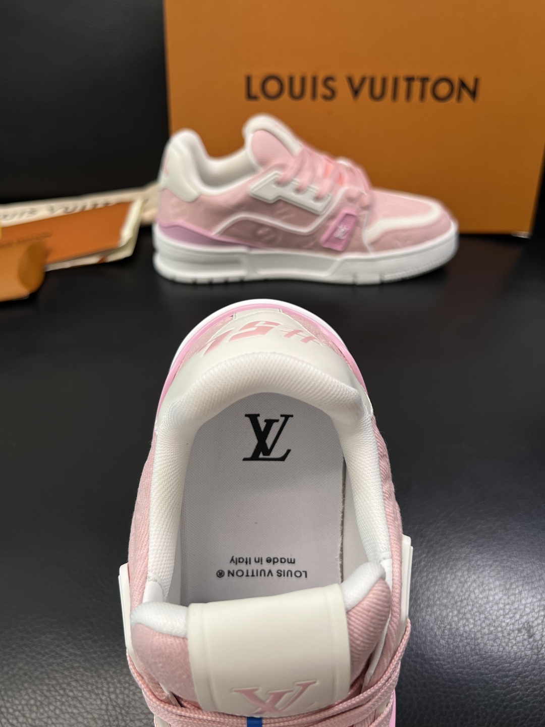 Lv  高品质  顶级工艺品  路易威登，专柜同步原厂配置，鞋面意大利进口，高品质拼接缤纷色彩复杂工艺品