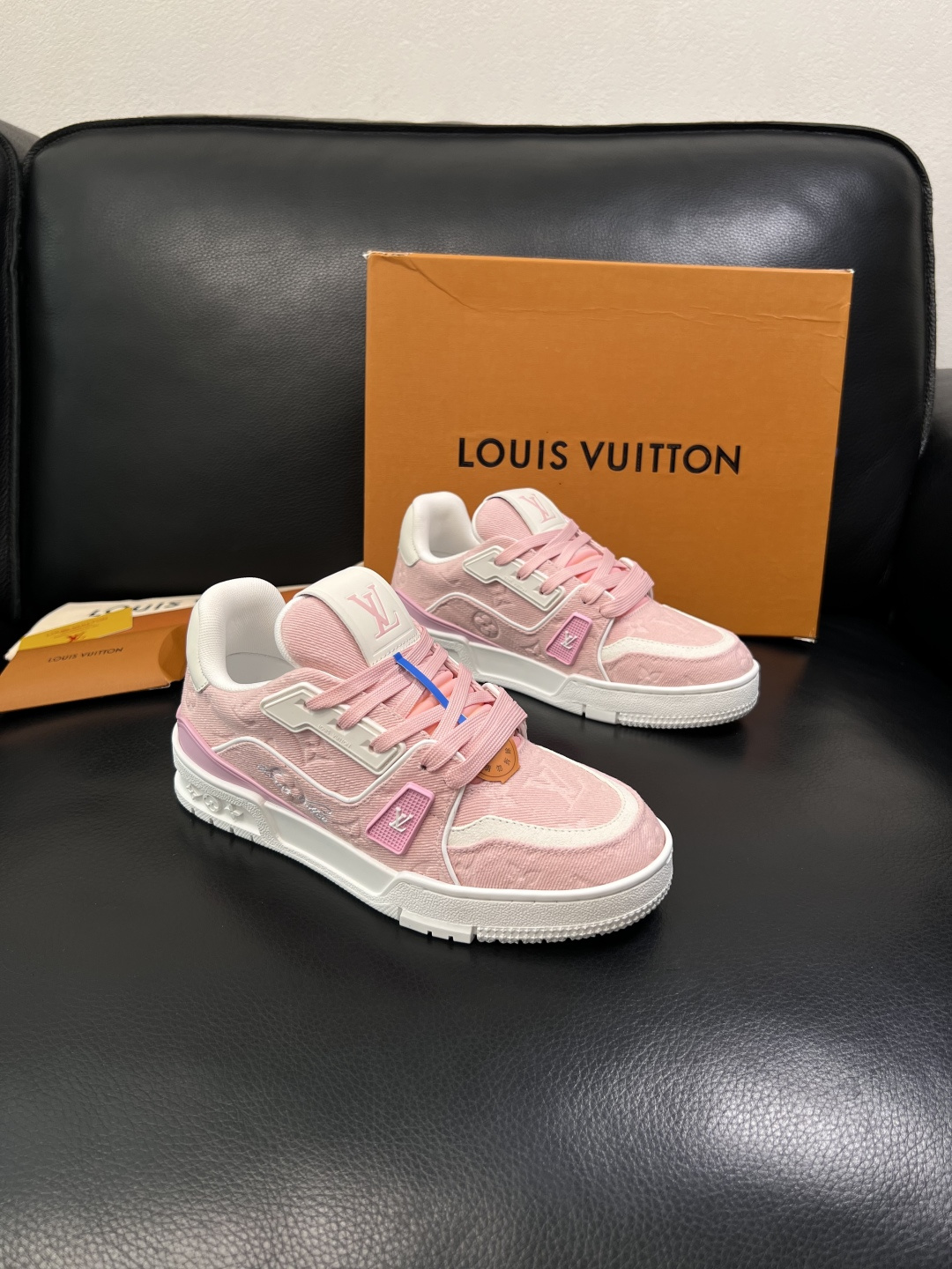 Lv  高品质  顶级工艺品  路易威登，专柜同步原厂配置，鞋面意大利进口，高品质拼接缤纷色彩复杂工艺品