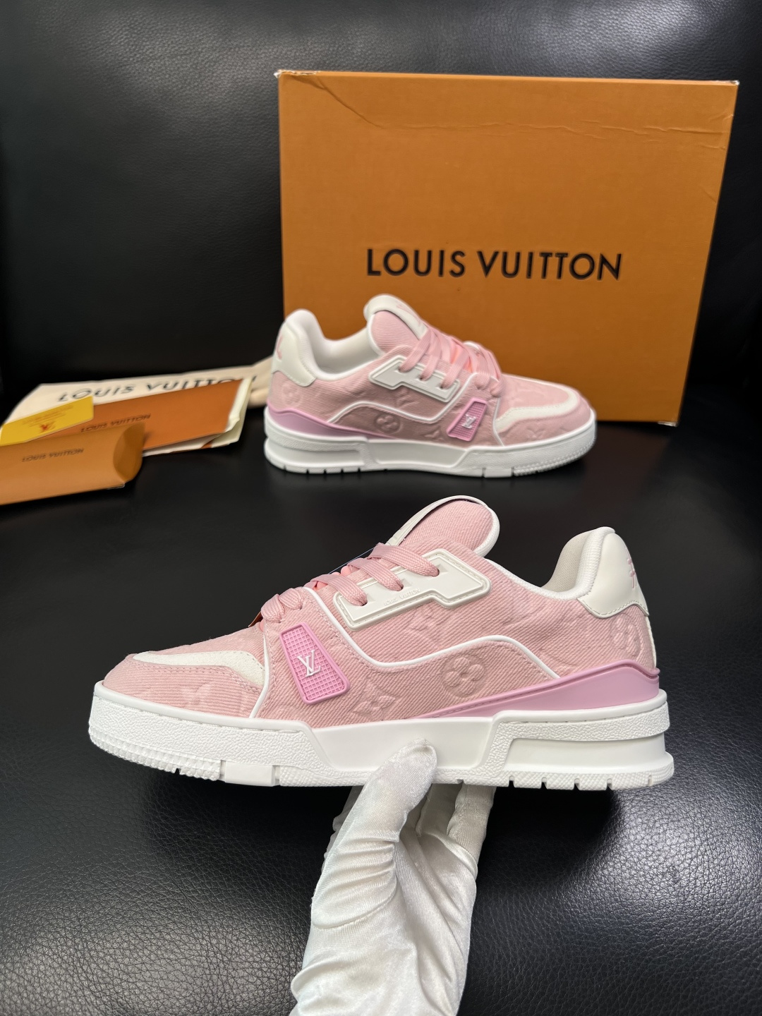 Lv  高品质  顶级工艺品  路易威登，专柜同步原厂配置，鞋面意大利进口，高品质拼接缤纷色彩复杂工艺品