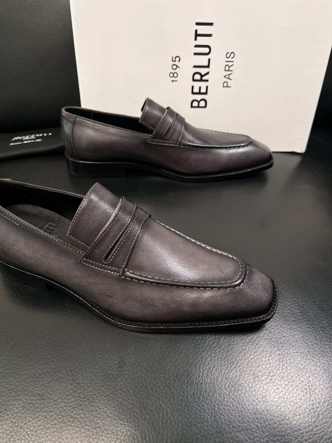 Berluti  顶级代购  布鲁提 专柜同步发售原厂配置，意大利进口牛皮面料，全进口水染牛皮里垫，鞋底