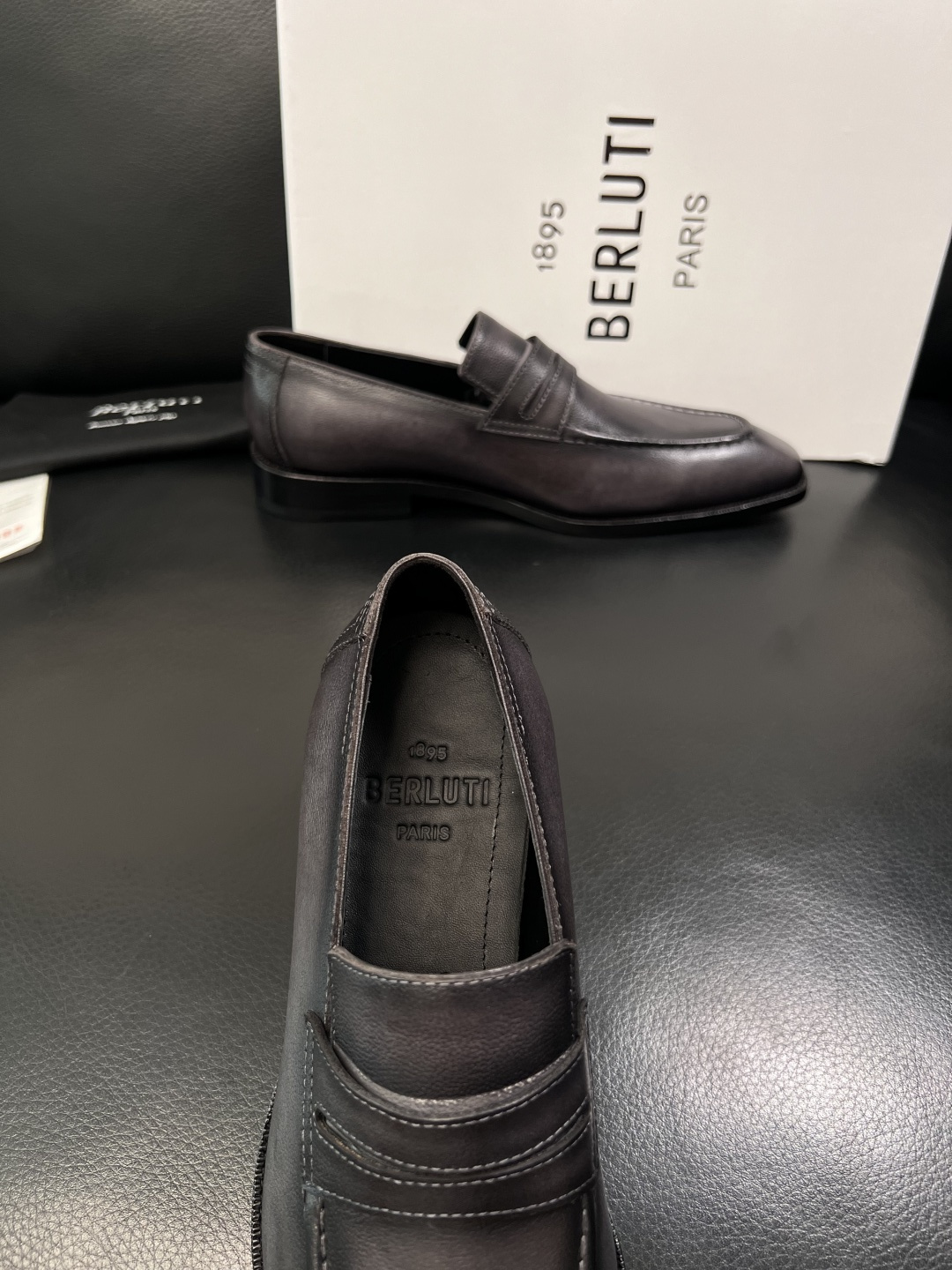 Berluti  顶级代购  布鲁提 专柜同步发售原厂配置，意大利进口牛皮面料，全进口水染牛皮里垫，鞋底