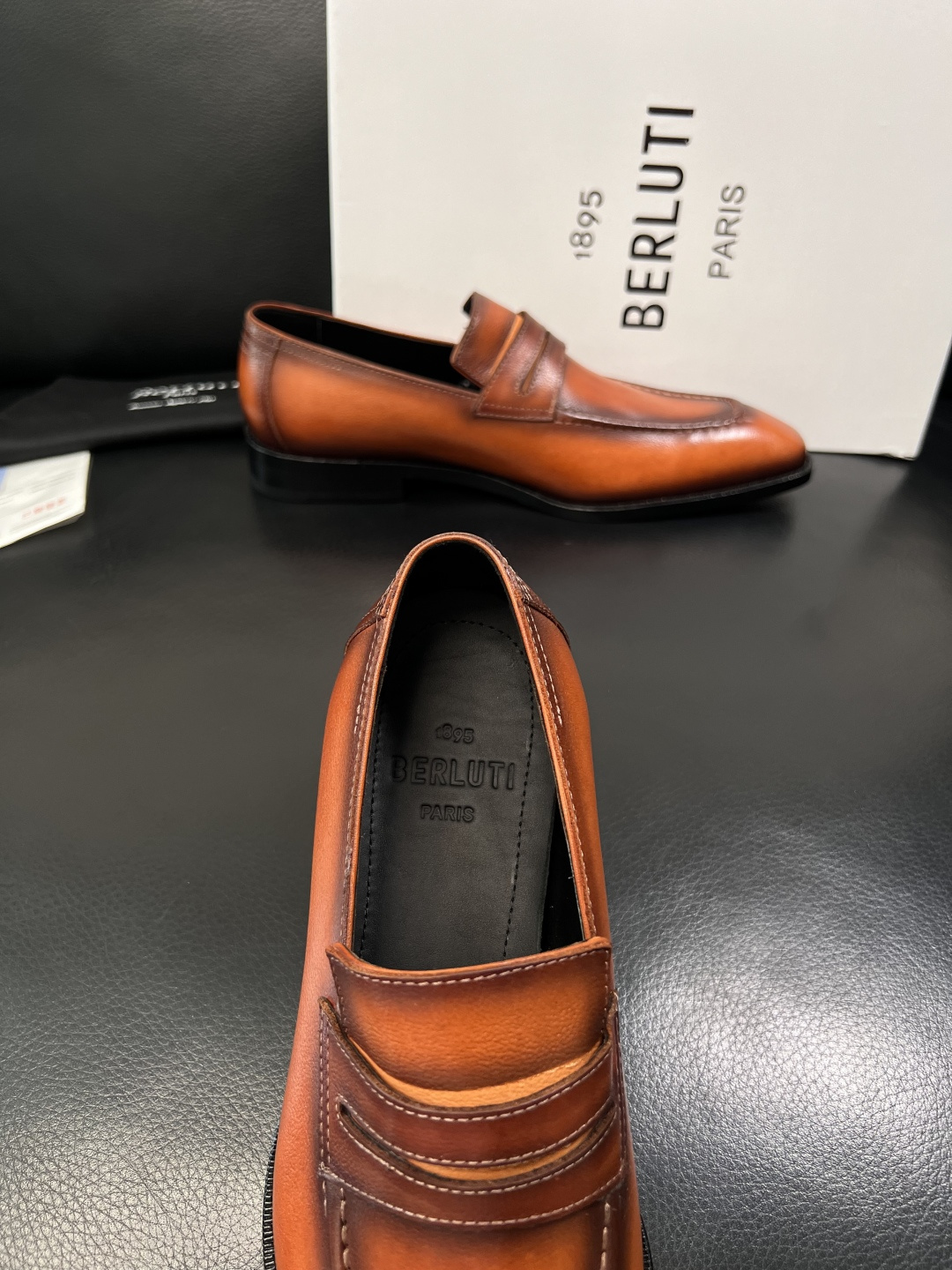 Berluti  顶级代购  布鲁提 专柜同步发售原厂配置，意大利进口牛皮面料，全进口水染牛皮里垫，鞋底