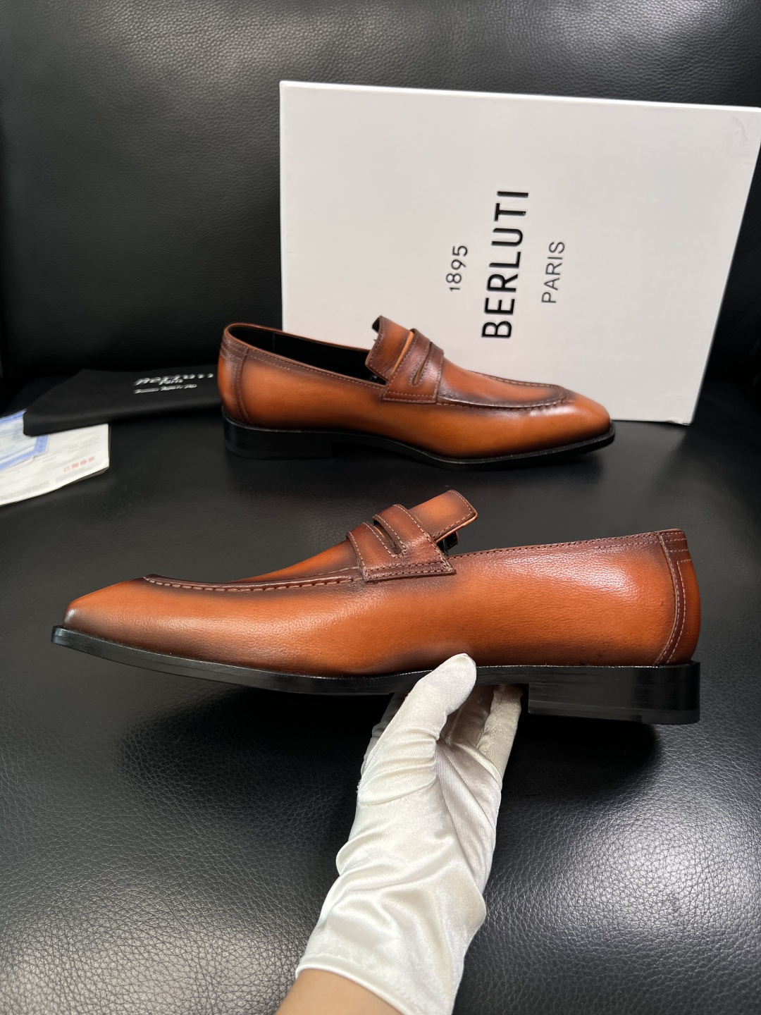 Berluti  顶级代购  布鲁提 专柜同步发售原厂配置，意大利进口牛皮面料，全进口水染牛皮里垫，鞋底