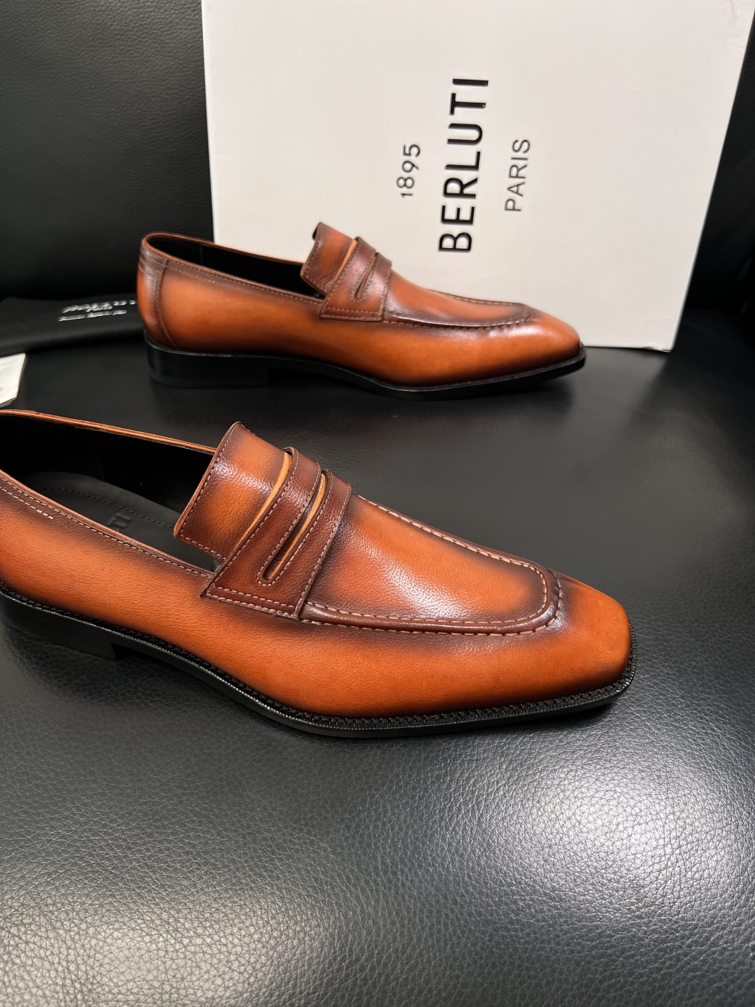 Berluti  顶级代购  布鲁提 专柜同步发售原厂配置，意大利进口牛皮面料，全进口水染牛皮里垫，鞋底