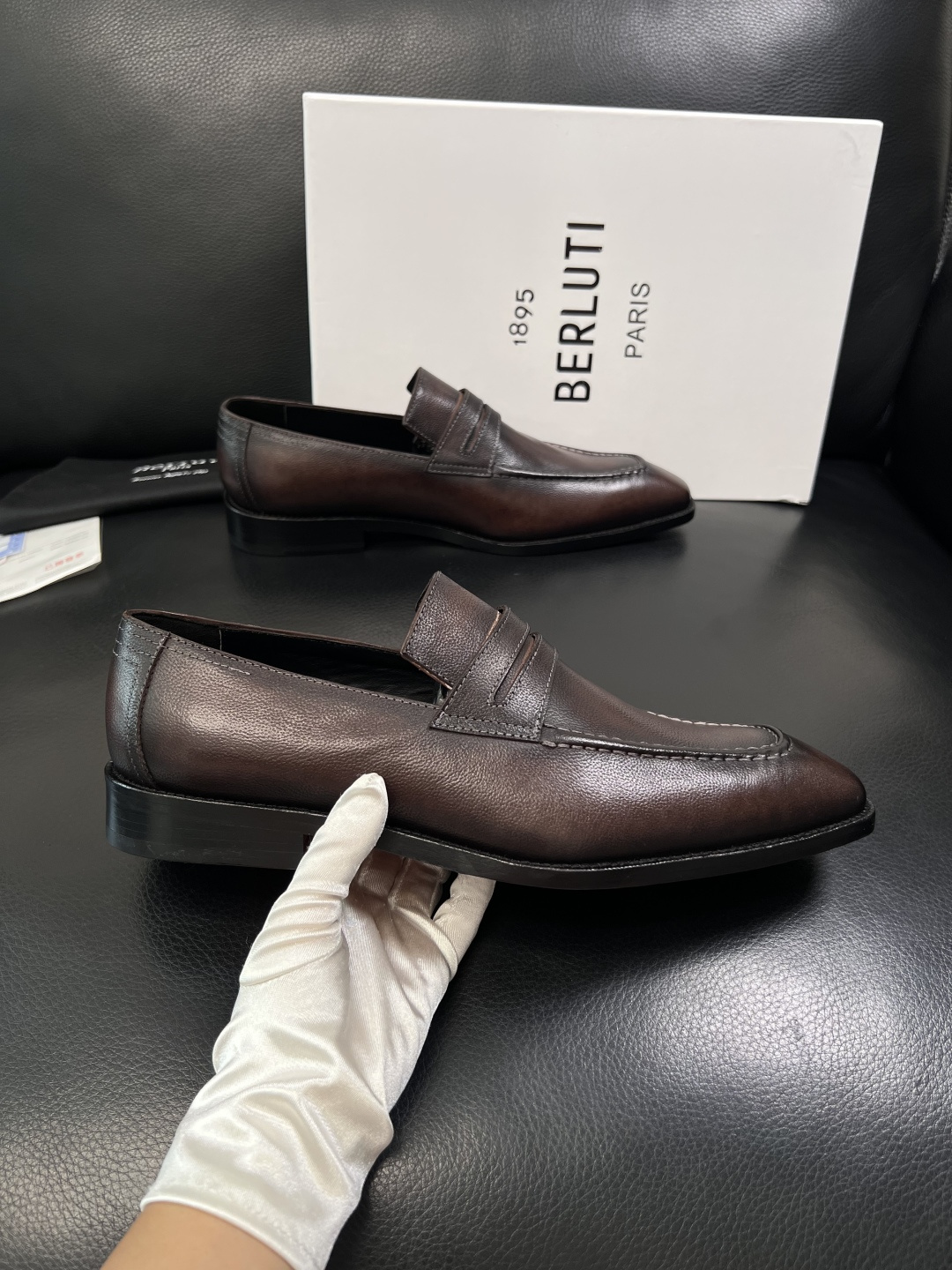 Berluti  顶级代购  布鲁提 专柜同步发售原厂配置，意大利进口牛皮面料，全进口水染牛皮里垫，鞋底