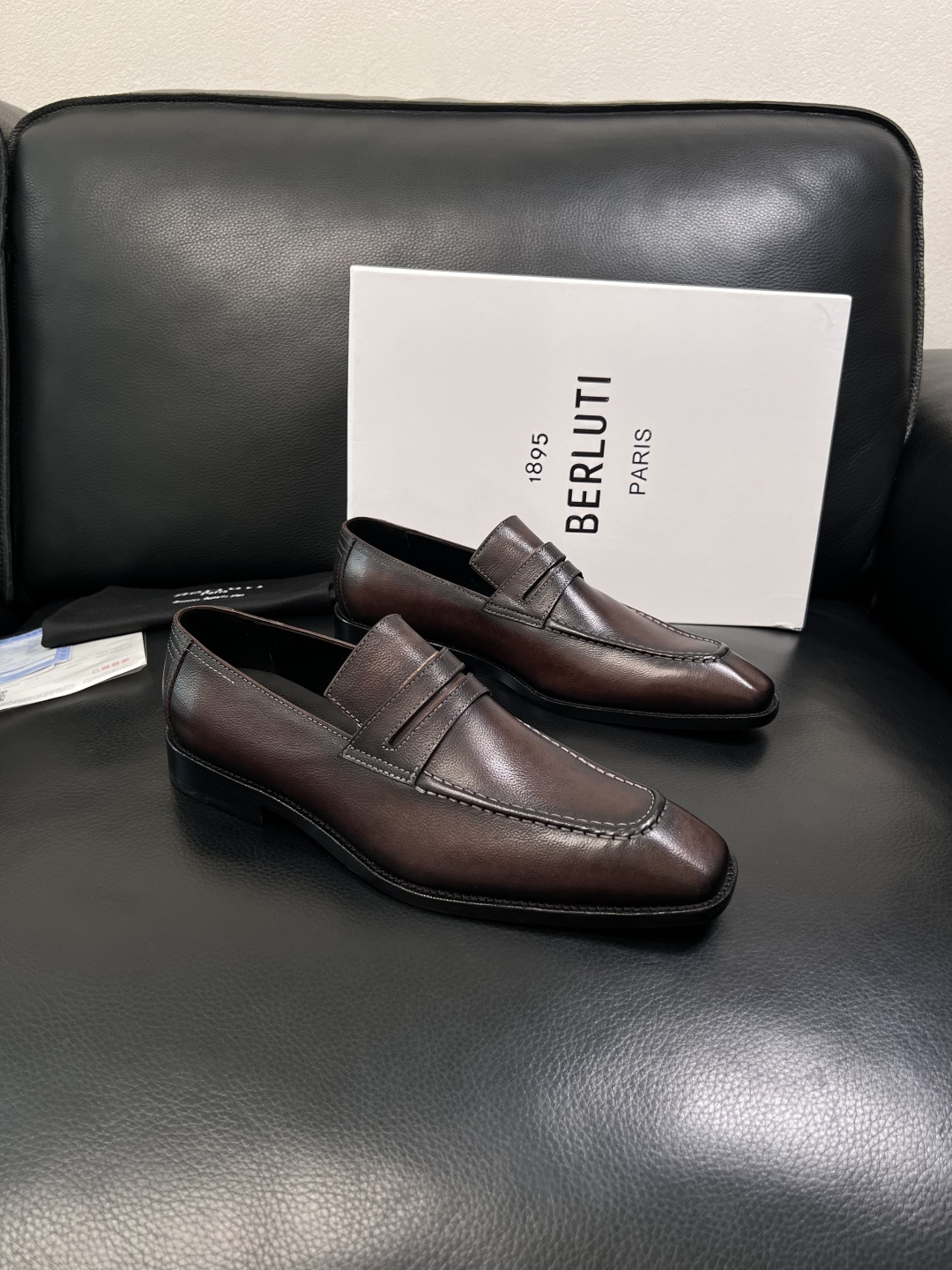 NO:852224,Berluti's top purchasing agent, Berluti's counters are selling the original configuration at the same time, Italian imported cowhide fabrics, fully imported water-dyed cowhide linings, soles specially provided by the original factory and super comfortable, original factory and single goods, high quality, welcome to compare, code number 39-45 (order 38 46),,cowhide19860909Berluti 顶级代购 布鲁提 专柜同步发售原厂配置,意大利进口牛皮面料,全进口水染牛皮里垫,鞋底原厂特供原版底超级舒适,原厂跟单货 高品质,,欢迎对比,码数 39-45（订38 46）,,cowhide,Men's shoes