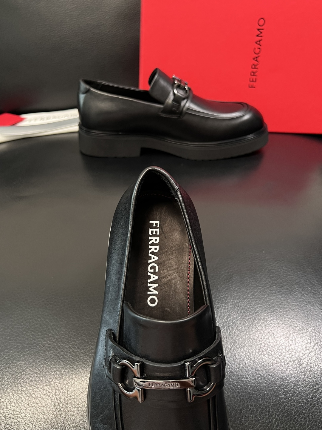 Ferragamo  高品质  顶级工艺品  菲拉格慕   专柜同步发售原厂配置，意大利进口原版牛皮，进