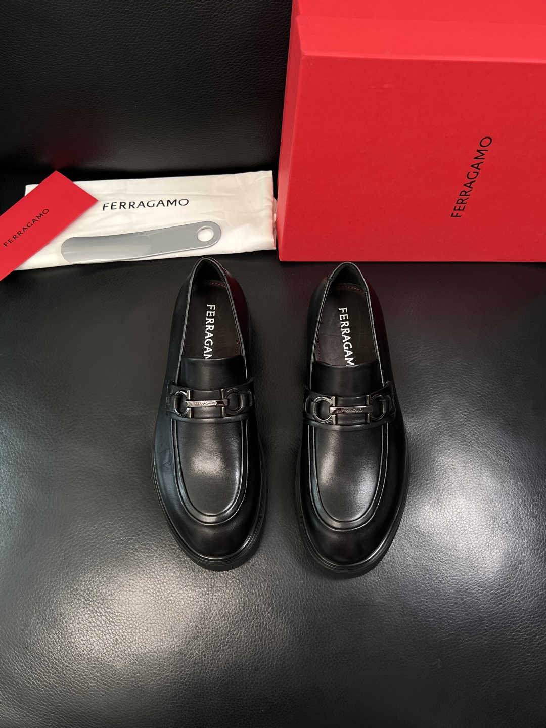 Ferragamo  高品质  顶级工艺品  菲拉格慕   专柜同步发售原厂配置，意大利进口原版牛皮，进