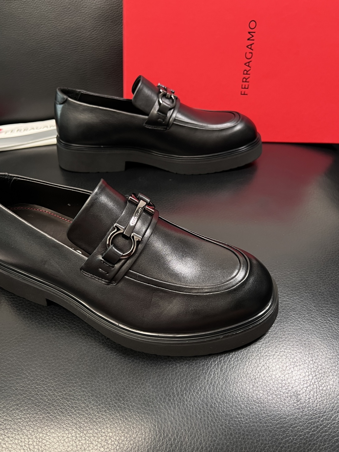 Ferragamo  高品质  顶级工艺品  菲拉格慕   专柜同步发售原厂配置，意大利进口原版牛皮，进