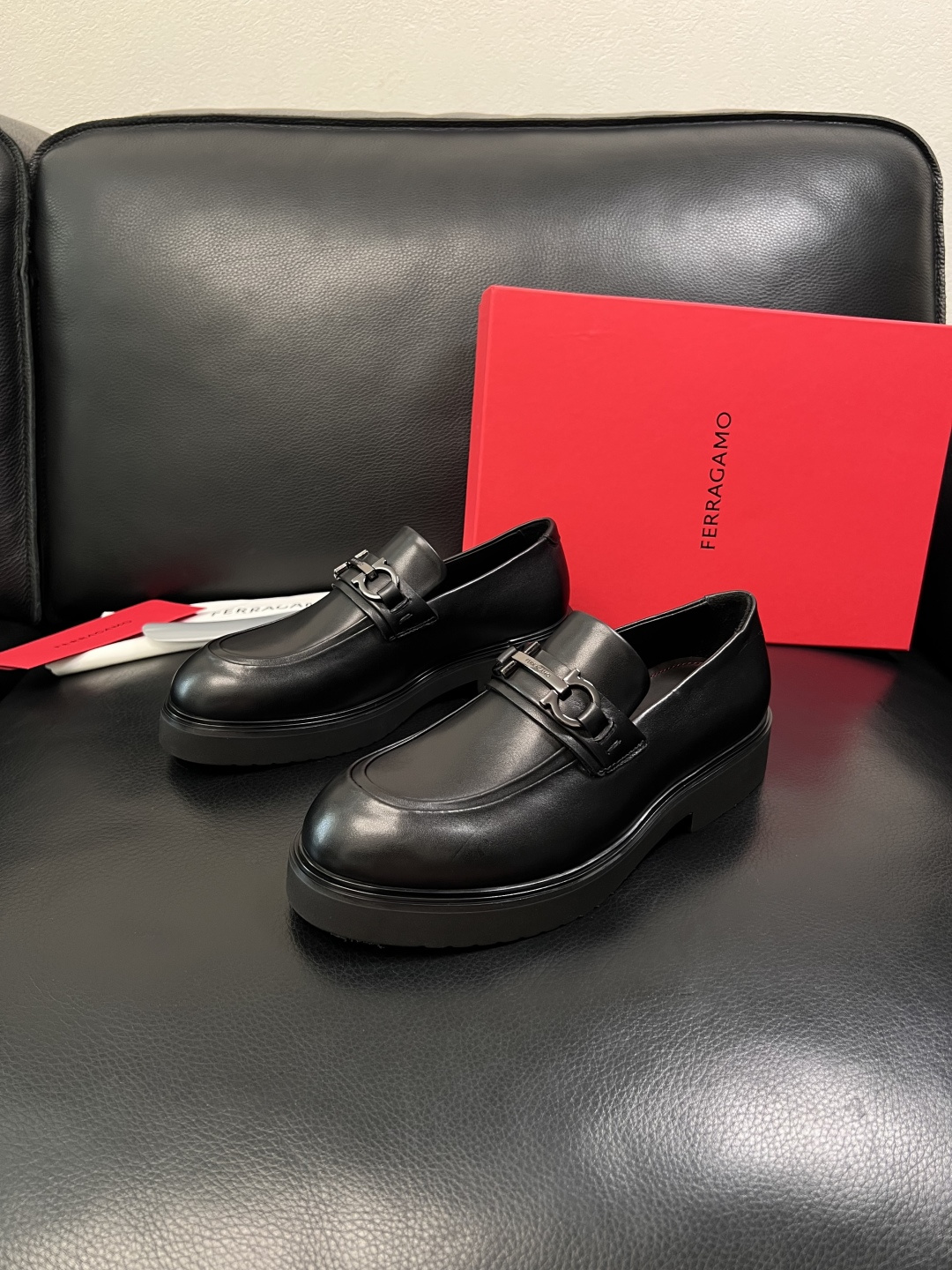 Ferragamo  高品质  顶级工艺品  菲拉格慕   专柜同步发售原厂配置，意大利进口原版牛皮，进