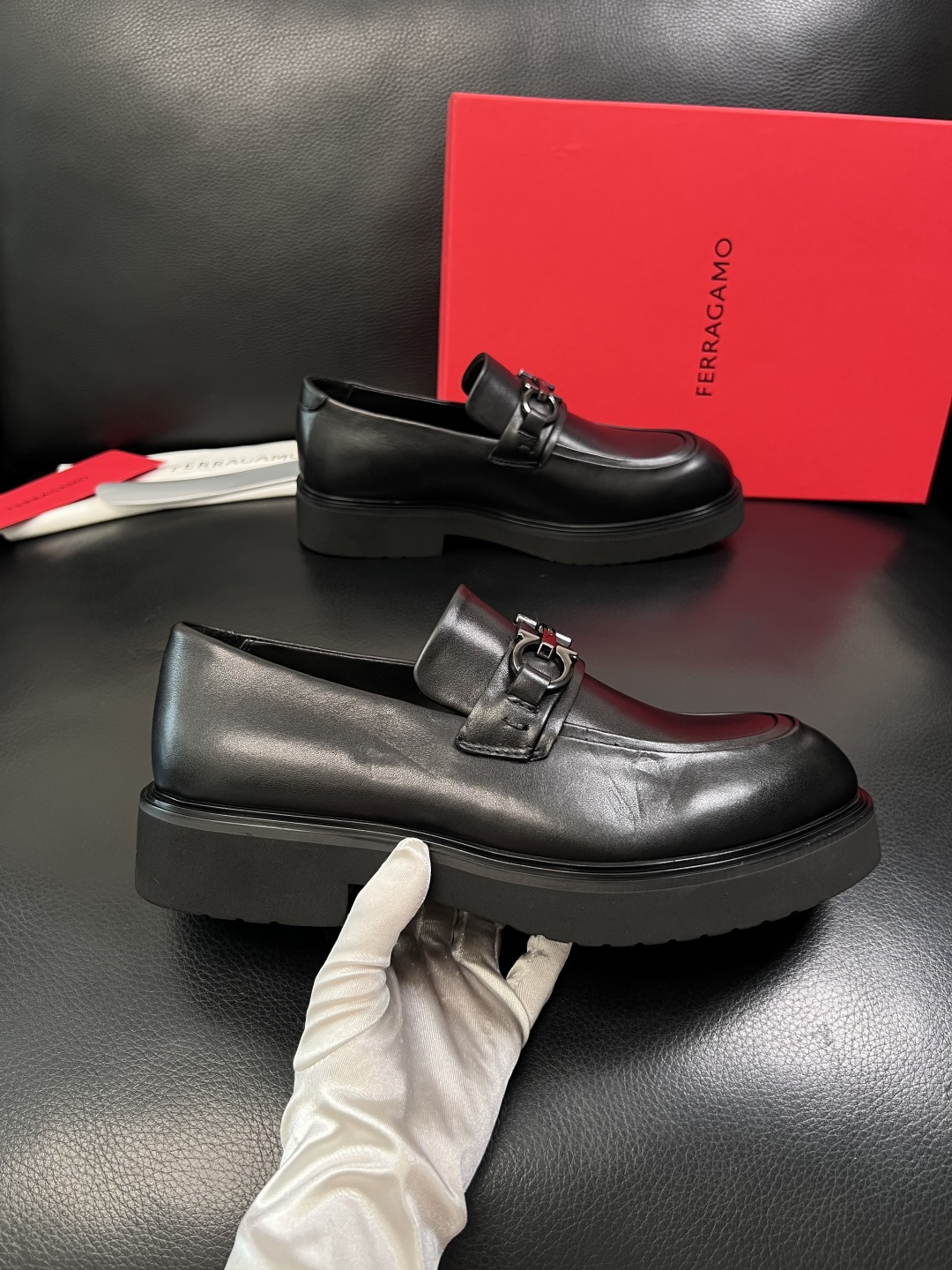 Ferragamo  高品质  顶级工艺品  菲拉格慕   专柜同步发售原厂配置，意大利进口原版牛皮，进