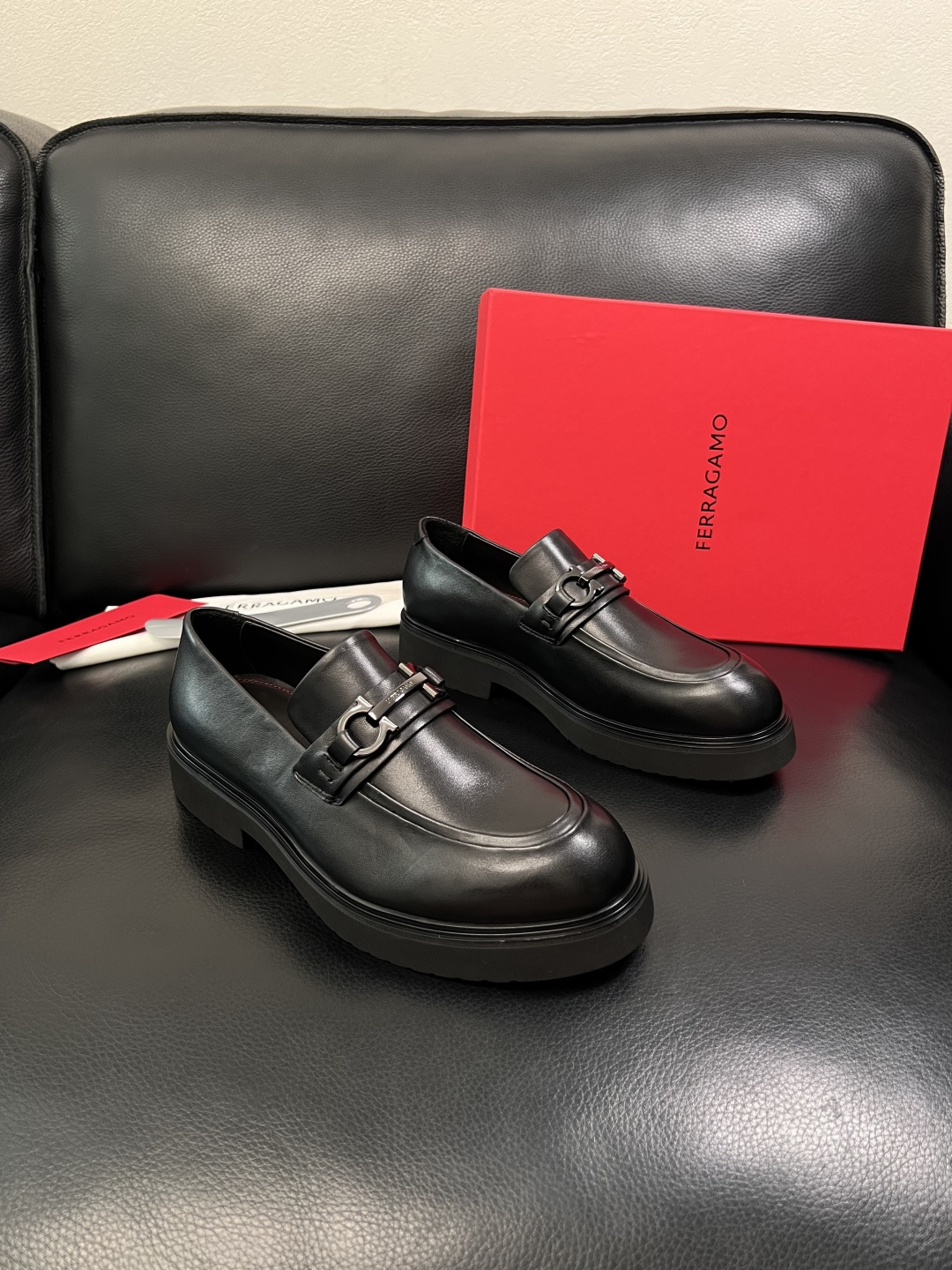 Ferragamo  高品质  顶级工艺品  菲拉格慕   专柜同步发售原厂配置，意大利进口原版牛皮，进