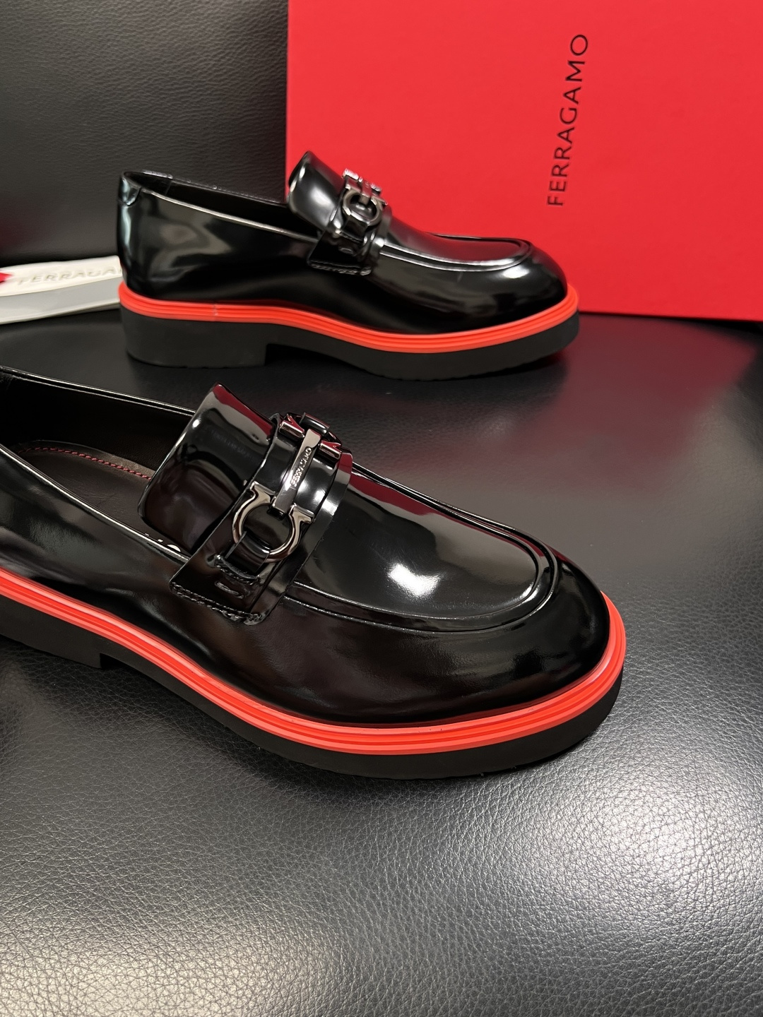 Ferragamo  高品质  顶级工艺品  菲拉格慕   专柜同步发售原厂配置，意大利进口原版牛皮，进