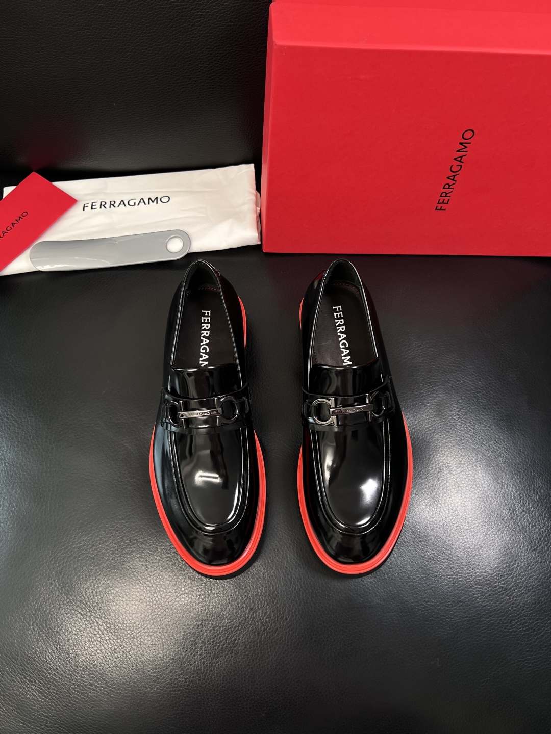 Ferragamo  高品质  顶级工艺品  菲拉格慕   专柜同步发售原厂配置，意大利进口原版牛皮，进