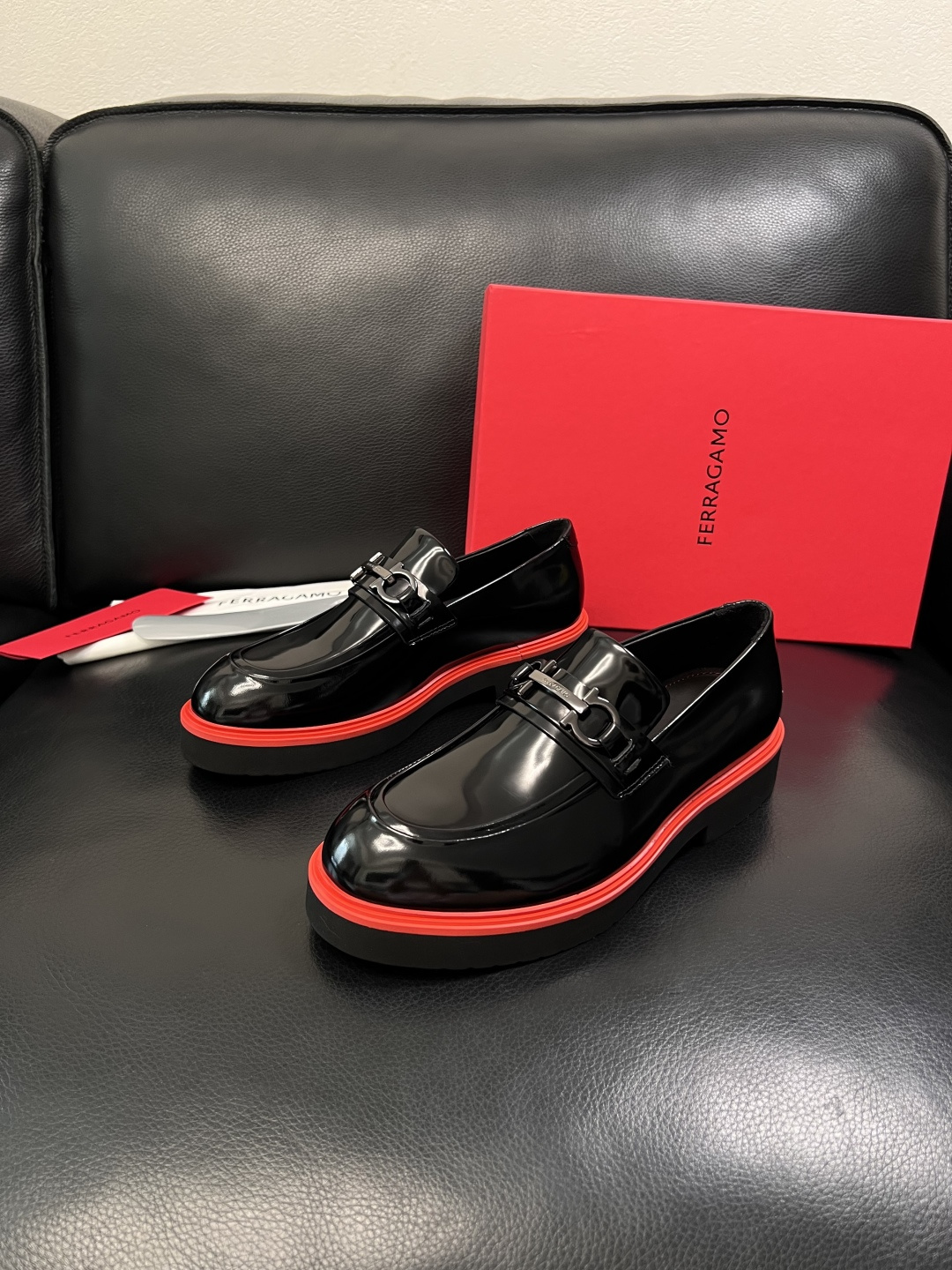 Ferragamo  高品质  顶级工艺品  菲拉格慕   专柜同步发售原厂配置，意大利进口原版牛皮，进