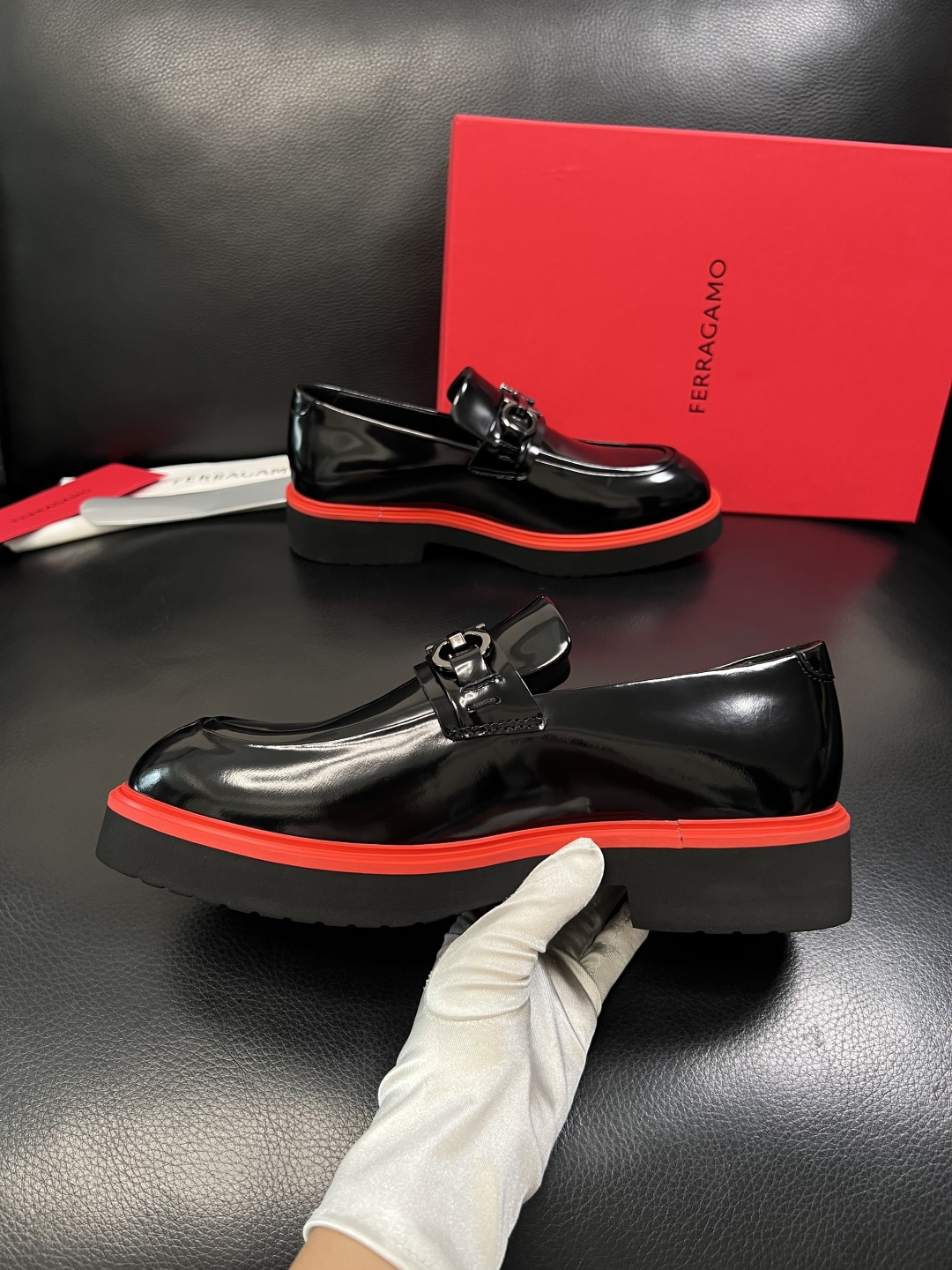 Ferragamo  高品质  顶级工艺品  菲拉格慕   专柜同步发售原厂配置，意大利进口原版牛皮，进