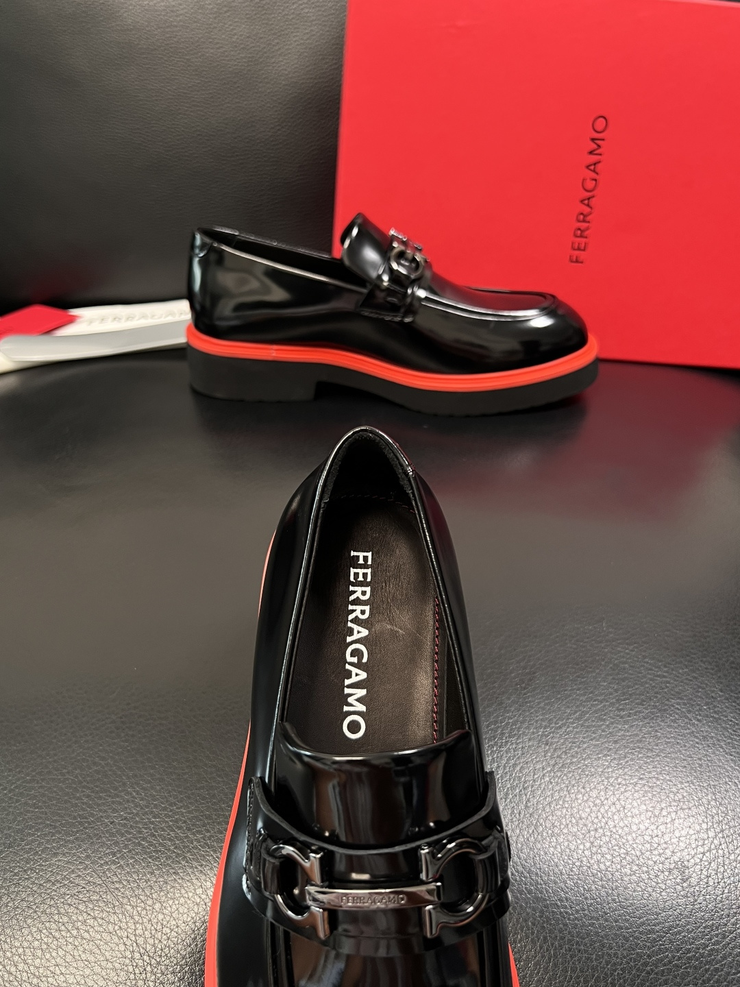 Ferragamo  高品质  顶级工艺品  菲拉格慕   专柜同步发售原厂配置，意大利进口原版牛皮，进