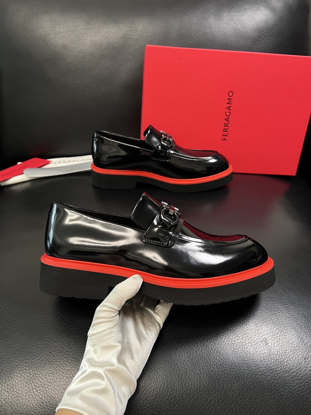 Ferragamo  高品质  顶级工艺品  菲拉格慕   专柜同步发售原厂配置，意大利进口原版牛皮，进