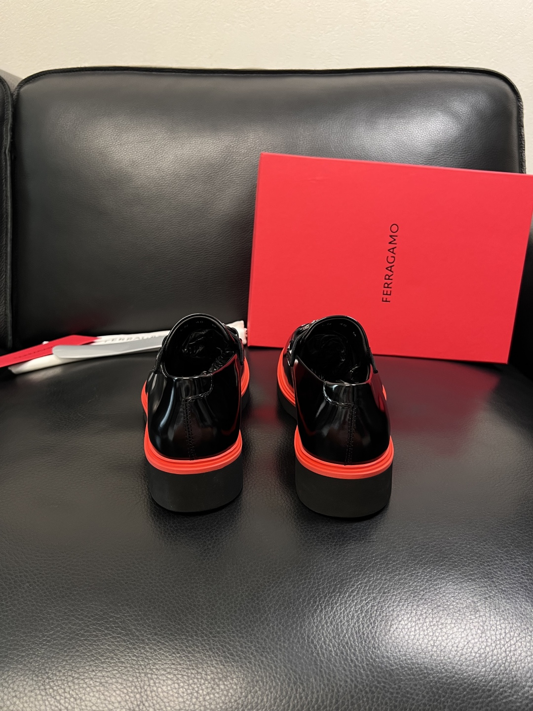 Ferragamo  高品质  顶级工艺品  菲拉格慕   专柜同步发售原厂配置，意大利进口原版牛皮，进