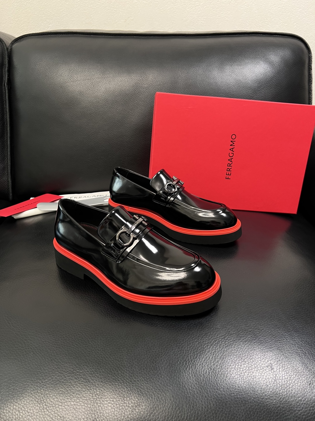 Ferragamo  高品质  顶级工艺品  菲拉格慕   专柜同步发售原厂配置，意大利进口原版牛皮，进