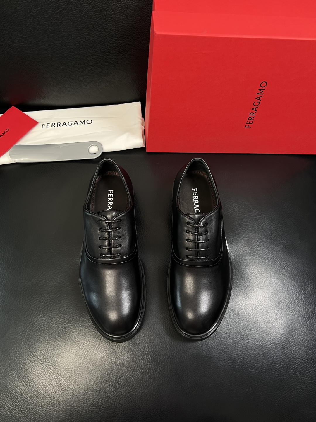 Ferragamo  高品质  顶级工艺品  菲拉格慕   专柜同步发售原厂配置，意大利进口原版牛皮，进