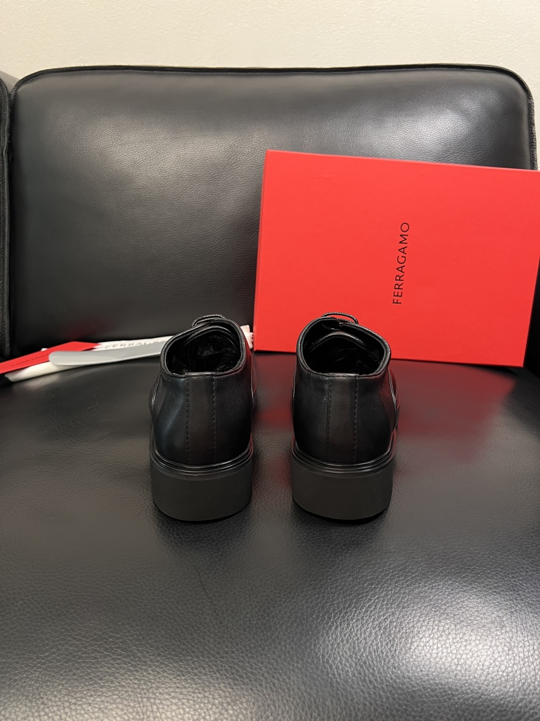 Ferragamo  高品质  顶级工艺品  菲拉格慕   专柜同步发售原厂配置，意大利进口原版牛皮，进
