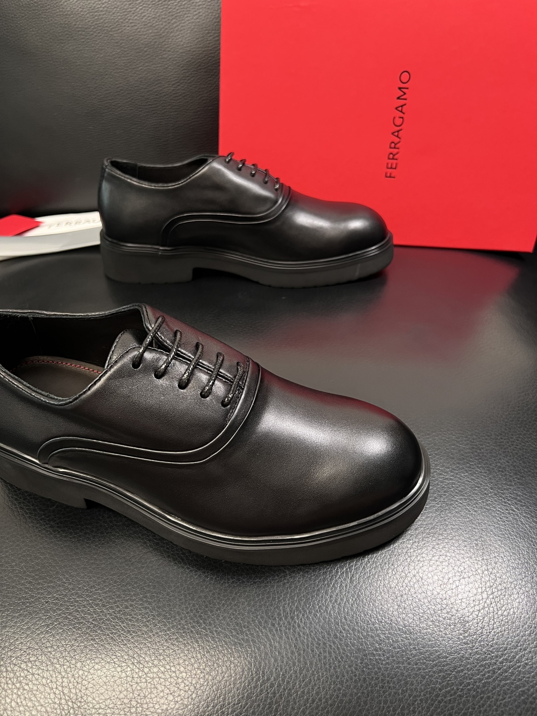 Ferragamo  高品质  顶级工艺品  菲拉格慕   专柜同步发售原厂配置，意大利进口原版牛皮，进