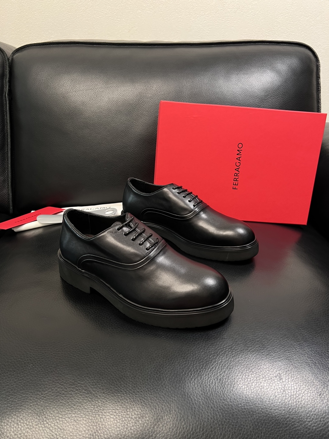Ferragamo  高品质  顶级工艺品  菲拉格慕   专柜同步发售原厂配置，意大利进口原版牛皮，进