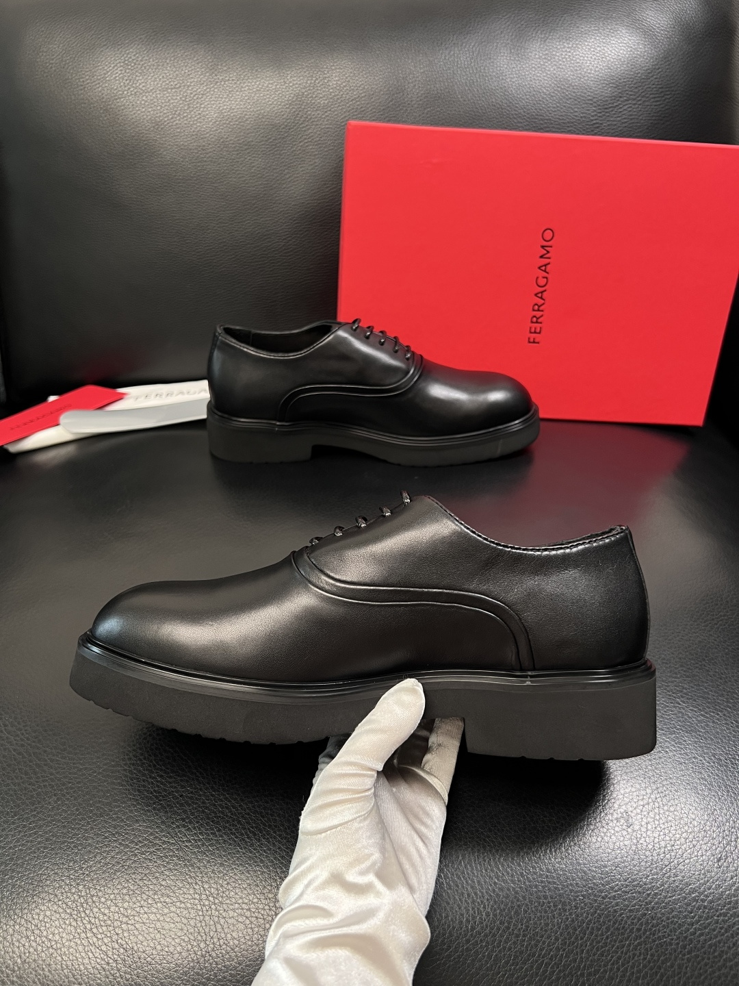 Ferragamo  高品质  顶级工艺品  菲拉格慕   专柜同步发售原厂配置，意大利进口原版牛皮，进